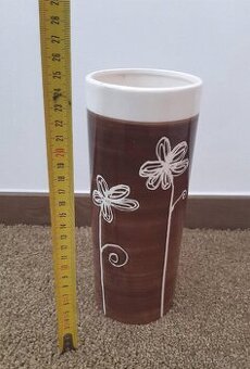 Hnědá váza s motivem kytky