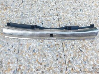 AUDI A4 chrom lišta zadního nárazníku za 500.-