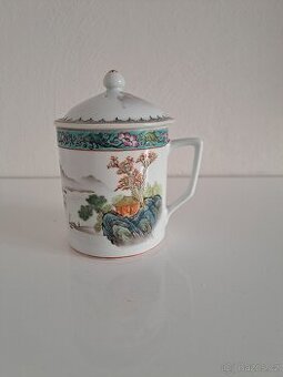 Starý čínský hrnek s pokličkou