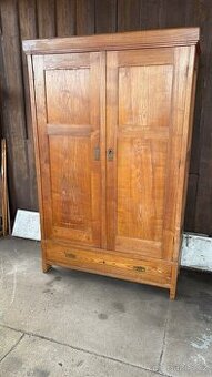 Stará dřevěná skříň