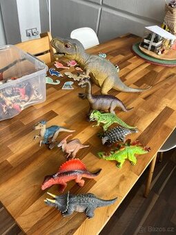 Sada různě velkých dinosaurů