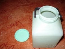 plastové nádoby - 8 ks objem 1,75 L