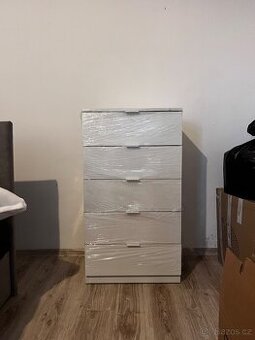 Bílá komoda se 4 zásuvkami