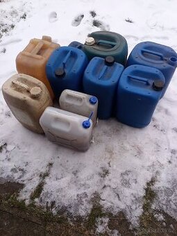 Kanystry na naftu nebo benzín