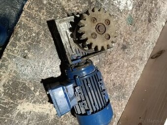 Elektro motor s převodovkou