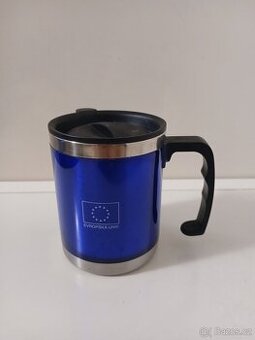 Cestovní hrnek s víčkem