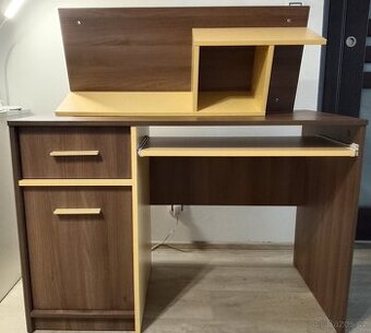 Dětský psací stůl s nástěnnou policí