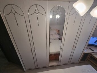Krásna bílá šatní skříň šatní stěna se zrcadlem - 224 cm