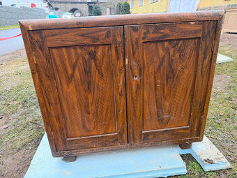 Starožitná skříňka z dřevěného masivu