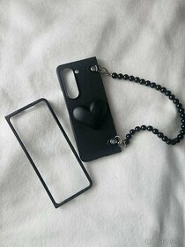 Černý kryt s 3D srdcem na Z fold 5