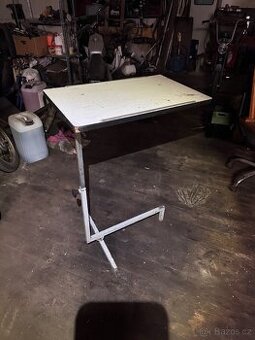 Nastavitelný stůl na výkresy nebo jiné