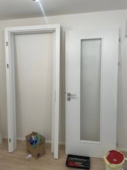 Sapeli CPL bilá perla včetně zárubně a kování (800 x 2100)