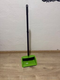 Smeták s prodlouženou rukojetí a lopatkou - 1