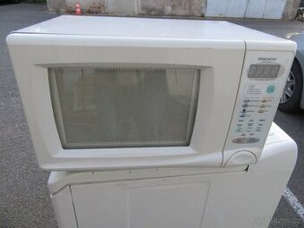 Nabízím digitální mikrovlnnou troubu Daewoo. Plně funkční. Z