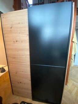 Šatní skříň - černo-dřevěná