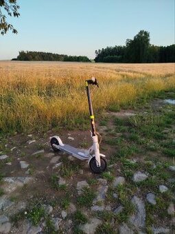 Xiaomi Mi Electric Scooter 3 – skvělý stav, 25 km dojezd