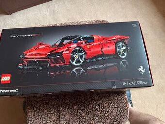 LEGO Technic Ferrari Daytona SP3 – kolekční stavebnice