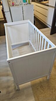 Dětská postýlka SUNDVIK (IKEA) + matrace SKÖNAST