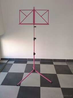 Růžový notový stojan.