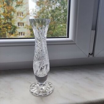 menší broušena váza na jeden květ