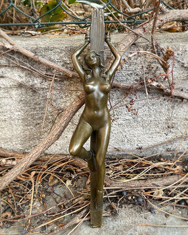 Bronzová socha nahá dívka erotické těžítko akt