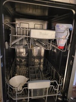 Vestavná úzká myčka