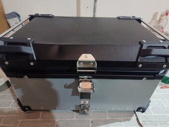 Kufr na motorku 65L, malé poškození viz foto