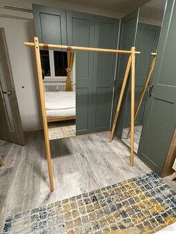 Stojan na oblečení se zrcadlem