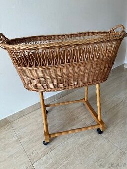 Proutěná postýlka na miminko