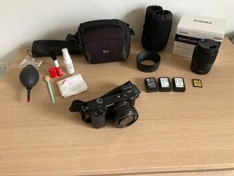 Sony A6000 + Sigma 30mm F1.4 + příslušenství (funkčně 100 %)