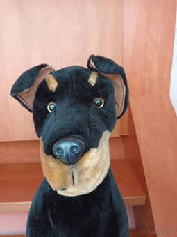 Plyšový pes sedící