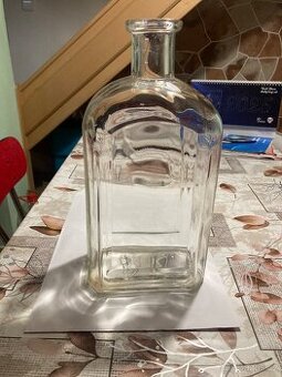 Starožitnou skleněnou láhev