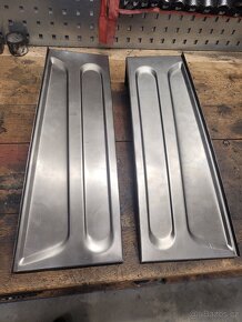 Tatra 148 podběh schodu vnější