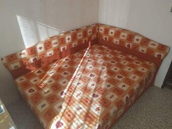 Čalouněná postel (dvojlůžko) veselých barev s opěrkou i bez