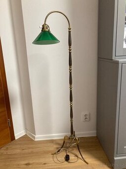 Stojací stará podlahová mosazná lampa se zeleným stínidlem