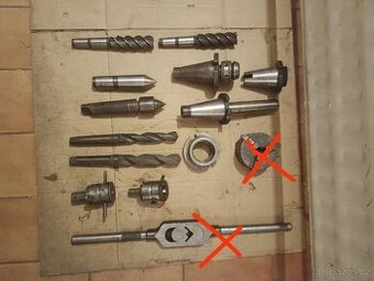 RŮZNÉ příslušenství a nástroje.