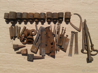 staré nářadí závaží