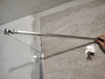 Univerzální rohové ramínko sprchového koutu