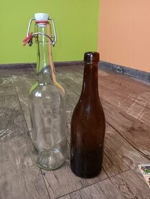 Stará pivni láhev a novější s patentním uzávěrem