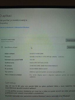 Herní PC, s monitorem a příslušenstvím.