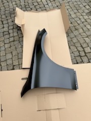 Mercedes E350, pravý přední bltník