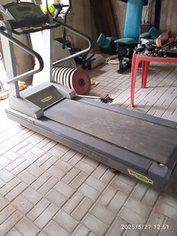 Běhací pás technogym