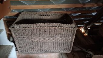 Velký proutěný koš nebo trhula