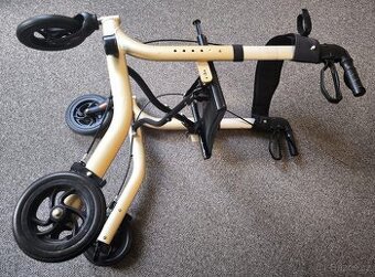 Skládací čtyřkolové chodítko pro seniory