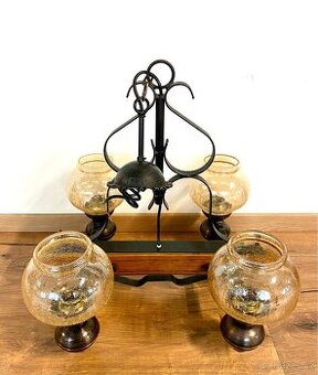 Starý mohutný kovaný lustr