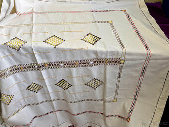 Ručně vyšívaný velký ubrus 156 x 129 cm