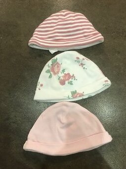 Prodám 3 dívčí čepičky zn. FF, vel. 3-6 m