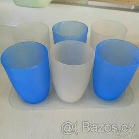 Plastové kelímky s tácem