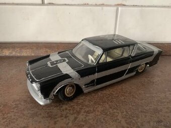 Retro auto FIAT 2300 ITES na náhradní díly