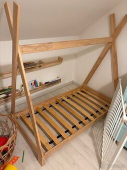 Dětská dřevěná postel